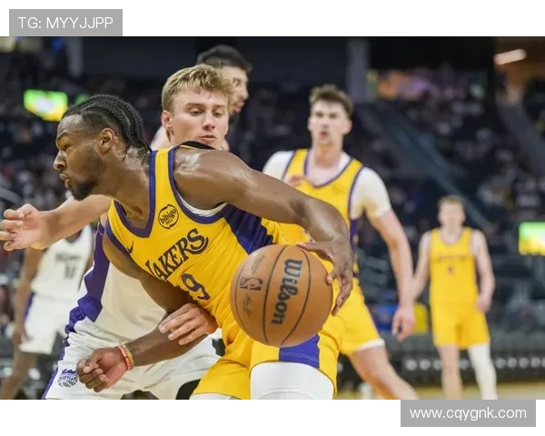 湖人队在夏季联赛中迎来首场胜利 新生力量展现潜力与团结
